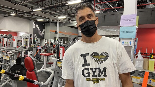 Daniel Marino prend la pause pour la caméra à l'intérieur de son centre d'entraînement.