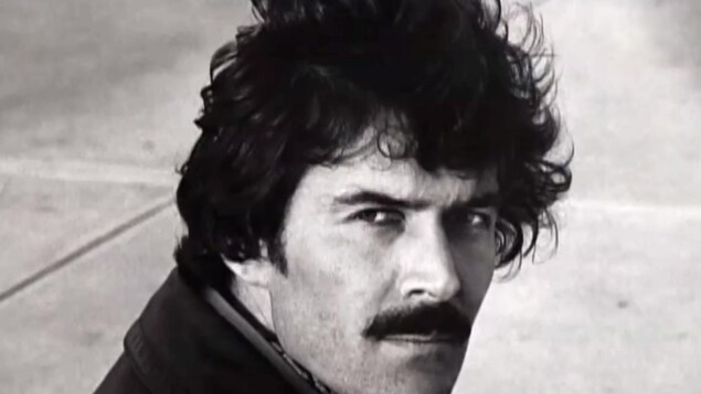 Daniel Pilon portant la moustache. Daniel Pilon portant la moustache.