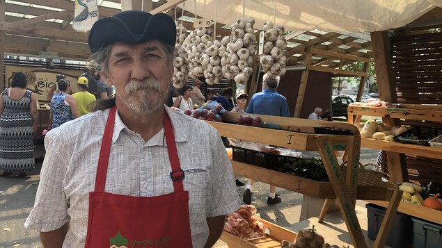 Daniel Proulx devant son étal du marché public de Rimouski Daniel Proulx devant son étal du marché public de Rimouski