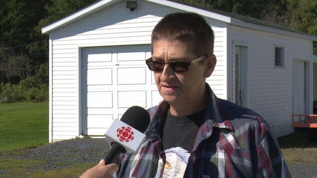 Daniel Therrien en entrevue avec une journaliste. Daniel Therrien en entrevue avec une journaliste.