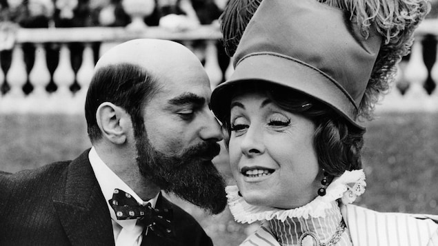 L'actrice Danielle Darrieux dans le rôle de Berthe Heon avec Claude Chabrol dans le film Landru L'actrice Danielle Darrieux dans le rôle de Berthe Heon avec Claude Chabrol dans le film Landru