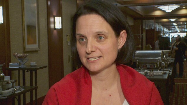 la ministre des Services à l'enfance de l'Alberta, Danielle Larrivee la ministre des Services à l'enfance de l'Alberta, Danielle Larrivee