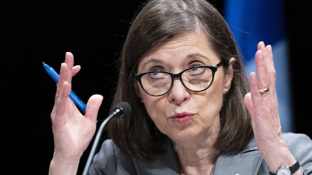Danielle McCann en gros plan lève les yeux.