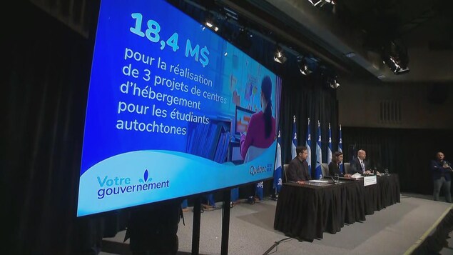 Des gens sont assis à une table.