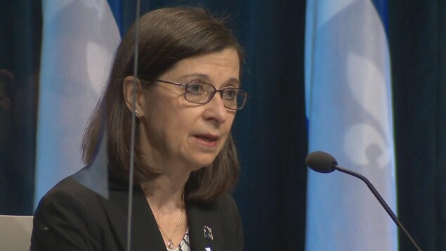 Danielle McCann assise à la table de presse.