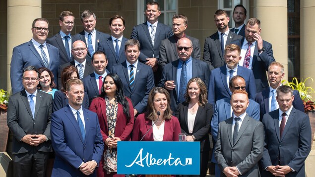 La première ministre de l'Alberta, Danielle Smith entourée de ses nouveaux ministres à Edmonton, le vendredi 9 juin 2023.