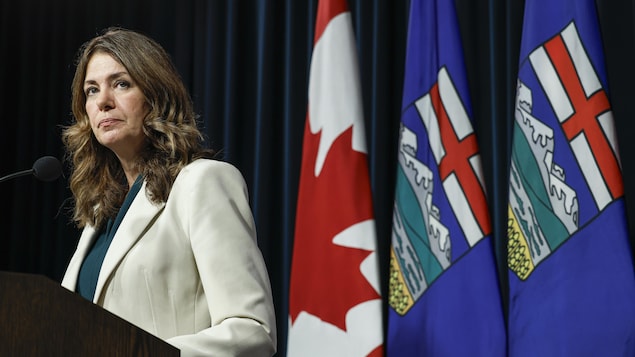 Danielle Smith impose le fédéralisme au sein de son parti