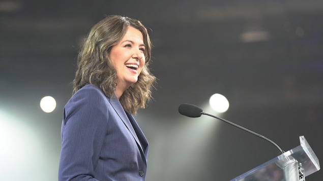 Danielle Smith est sur scène et souriante le 29 mai 2023, après avoir gagné les élections provinciales, en Alberta.