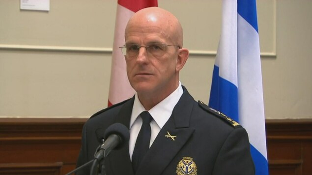 Danny McConnell, directeur du Service de police de Sherbrooke est debout devant un micro.