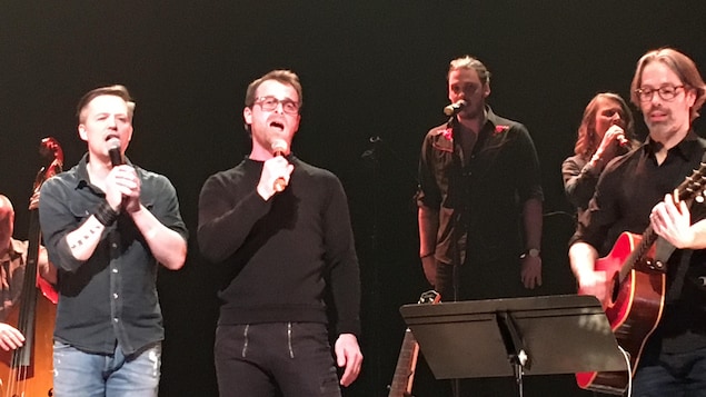 Chanteur et musiciens sur scène Chanteur et musiciens sur scène