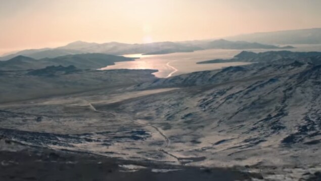 Cette image extraite de la bande annonce du film Dans les forêts de Sibérie montre le lac Baïkal de loin avec des montagnes. Cette image extraite de la bande annonce du film Dans les forêts de Sibérie montre le lac Baïkal de loin avec des montagnes.