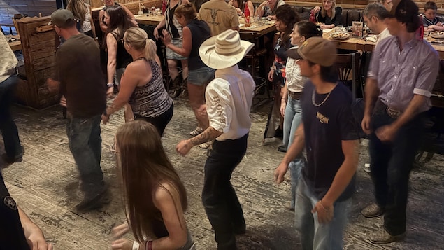 Un groupe de danseurs sur la piste de danse du restaurant Jack Saloon de Trois-Rivières.