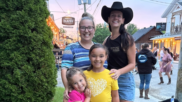 Portrait de Sophie Noël (8 ans) et Jade Noël (5 ans), avec leur mère, Lauréanne Martineau-Crète, et leur professeure de danse, Raphaëlle Côté-Germain.