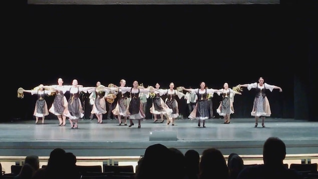 Des danseurs sur une scène