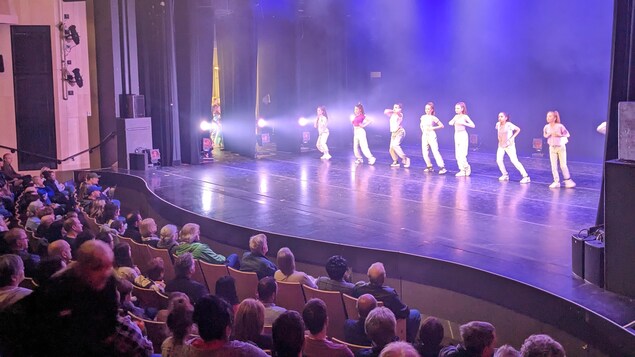 Des dizaines de danseurs performent au Théâtre C de Chicoutimi