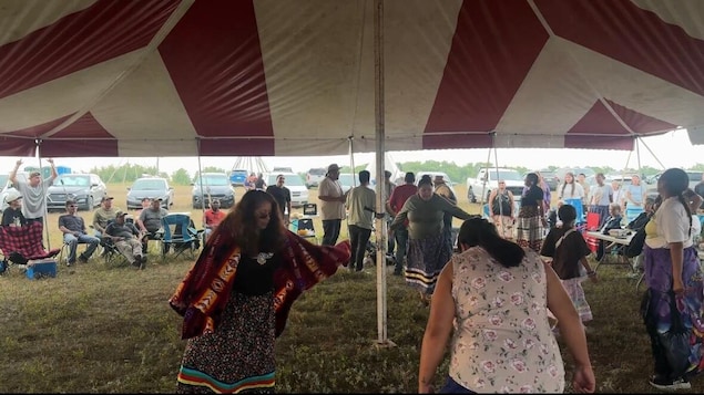 Indígenas bailando la danza del té, en la Primera Nación de Kahkewistahaw, en Saskatchewan.