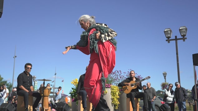 Myriam Allard, artiste en danse flamenco de la compagnie La Otra Orilla, en performance lors de Danser le Petit Champlain.