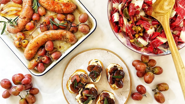 Saucisses et raisins rôtis au romarin, des tartines raisins et romarin  et un salade aux raisin, radicchio et saucisson.