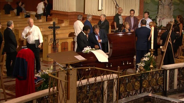 L'écrivain Dany Laferrière rend hommage au défunt Paul Gérin-Lajoie, qu'il appelait le « chevalier de l'alphabet ». L'écrivain Dany Laferrière rend hommage au défunt Paul Gérin-Lajoie, qu'il appelait le « chevalier de l'alphabet ».
