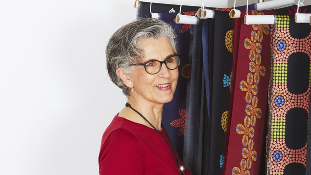 Une femme portant un chandail rouge et un collier.