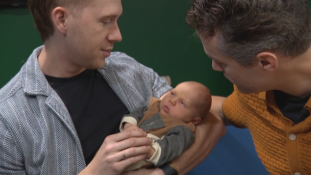 Darrel Nadeau et son conjoint Mackenzie Dyck qui tient un bébé.
