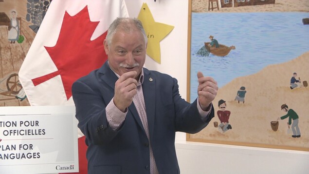 Darrell Samson mime le geste de compter des billets de banque avec ses doigts. Darrell Samson mime le geste de compter des billets de banque avec ses doigts.