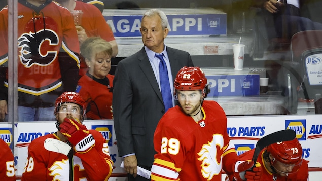 Les Flames prolongent le contrat de l’entraîneur-chef Darryl Sutter