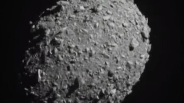 Une vue rapprochée de l'astéroïde Dimorphos.