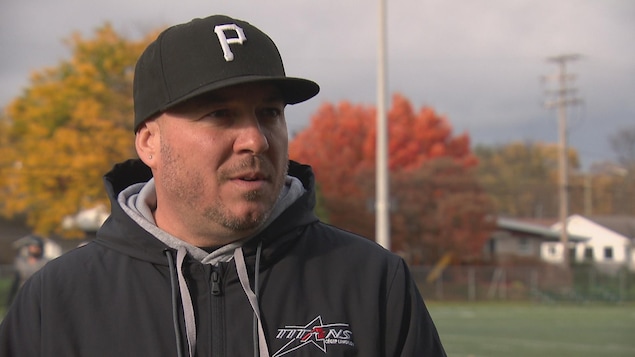 Dave Parent est l'entraîneur-chef des Titans du Cégep Limoilou. Il fait une entrevue avec Radio-Canada sur le terrain de football.