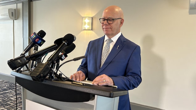 Un homme donne une conférence de presse.