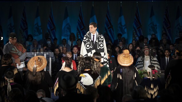 David Eby est assermenté lors d'une cérémonie marquée par des traditions autochtones au Centre culturel Musqueam, à Vancouver, le 18 novembre 2022.