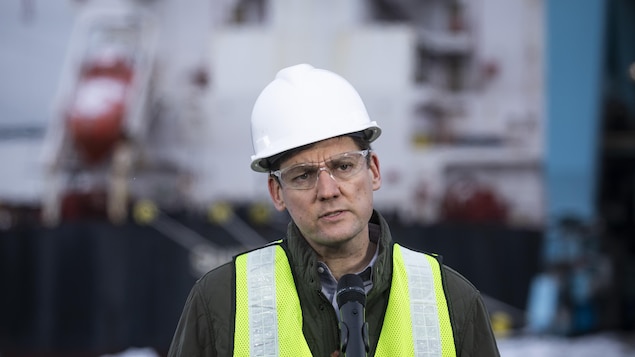 Le premier ministre David Eby parle au microphone au terminal portuaire  PKM Canada, à North Vancouver, le lundi 3 février 2025.