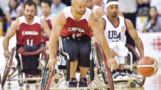 Des joueurs de basketball en fauteuil roulant pendant un match