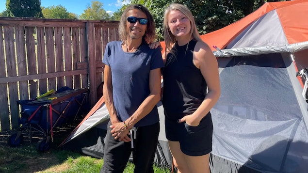 Accueillir un sans-abri dans sa cour arrière : un acte de bonté qui change deux vies