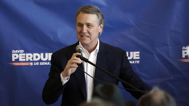 Le sénateur républicain David Perdue parle au micro lors d'un arrêt de campagne à Atlanta.