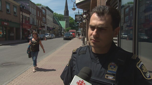 David Poitras accorde une entrevue à la journaliste Pascale Lacombe devant les locaux de la station de Radio-Canada située sur la rue Saint-Jean, au centre-ville de Québec. David Poitras accorde une entrevue à la journaliste Pascale Lacombe devant les locaux de la station de Radio-Canada située sur la rue Saint-Jean, au centre-ville de Québec.