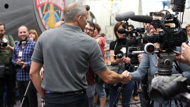 David Saint-Jacques répondant aux questions des journalistes. David Saint-Jacques répondant aux questions des journalistes.