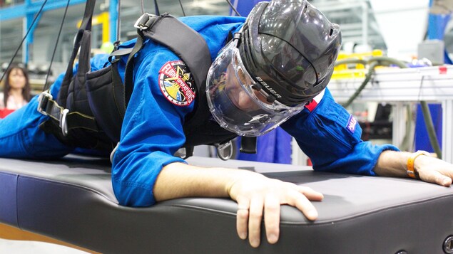 L'astronaute David Saint-Jacques porte un casque de hockey et s'agrippe à un matelas durant une simulation censée représenter les conditions de vie à la Station spatiale internationale. L'astronaute David Saint-Jacques porte un casque de hockey et s'agrippe à un matelas durant une simulation censée représenter les conditions de vie à la Station spatiale internationale.