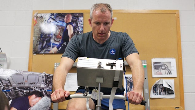 Aucun muscle n'est négligé durant l'entraînement de David Saint-Jacques, qui prend toujours le temps de faire du vélo stationnaire. Aucun muscle n'est négligé durant l'entraînement de David Saint-Jacques, qui prend toujours le temps de faire du vélo stationnaire.