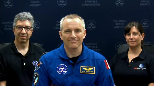 David Saint-Jacques en conférence de presse avec le docteur Raffi Kuyumjian et Natalie Hirsch de l'Agence spatiale canadienne.