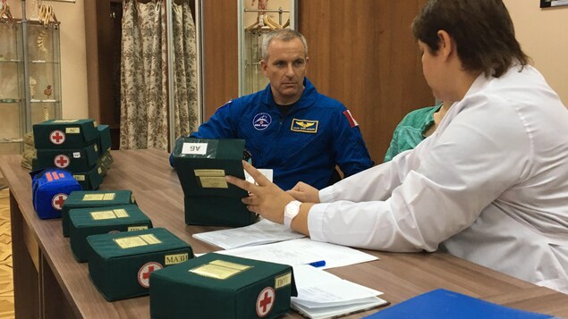 David Saint-Jacques reçoit une formation médicale au Centre d'entraînement Gagarine en Russie. David Saint-Jacques reçoit une formation médicale au Centre d'entraînement Gagarine en Russie.