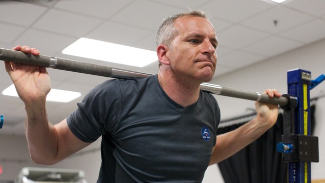 L'astronaute David Saint-Jacques soulevant des haltères dans le cadre de son entraînement. L'astronaute David Saint-Jacques soulevant des haltères dans le cadre de son entraînement.