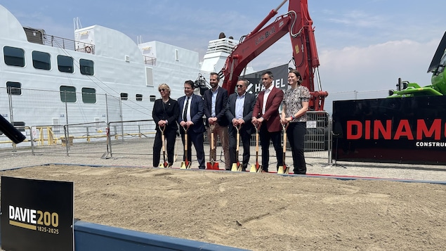 Plusieurs élus, pelle en main, devant le chantier Davie.