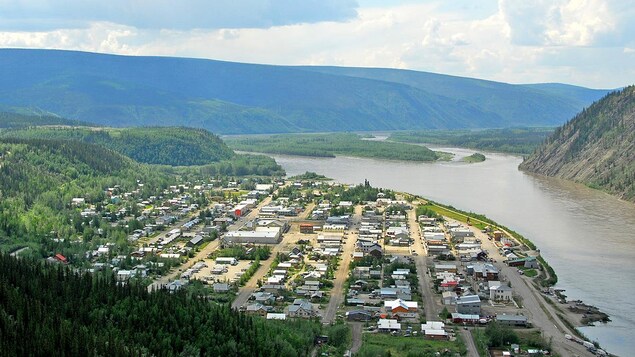 Photo aérienne de la ville au bord du fleuve Yukon