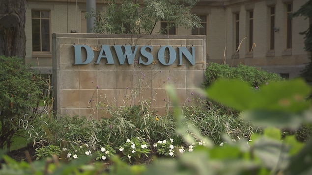 L'enseigne du Collège Dawson.