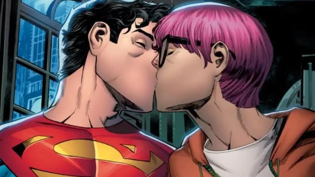 Superman embrasse un jeune homme.
