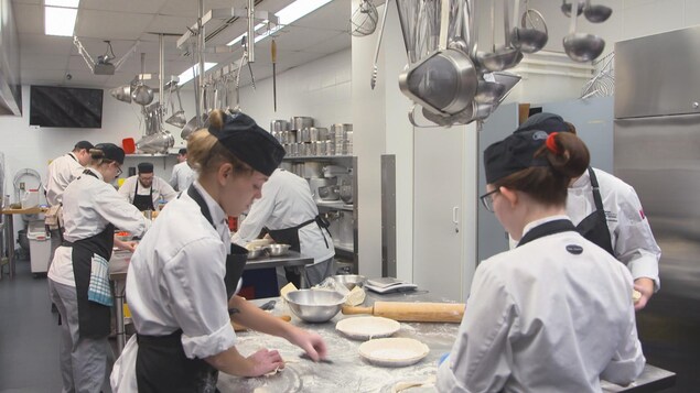 Des élèves dans la cuisine d'une école hôtelière