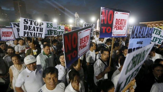 Thousands of Roman Catholics carry placards in a "Walk for Life" march around Manila's Rizal Park to oppose the revival of the death penalty by the Philippine Congress as well as the killings of drug users and drug pushers in the so-called war on drugs by President Rodrigo Duterte at dawn Saturday, Feb. 18, 2017 in Manila, Philippines. The Catholic Church expressed alarm over the killings of more than 7,000 people so far since President Duterte assumed office June 30 of last year. (AP Photo/Bul