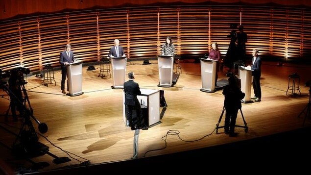 Un plan large du plateau du débat des candidats à la mairie