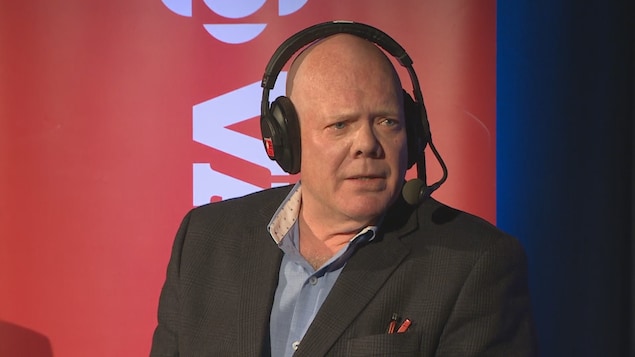 Bruce Hayne répond à une question. Bruce Hayne répond à une question.